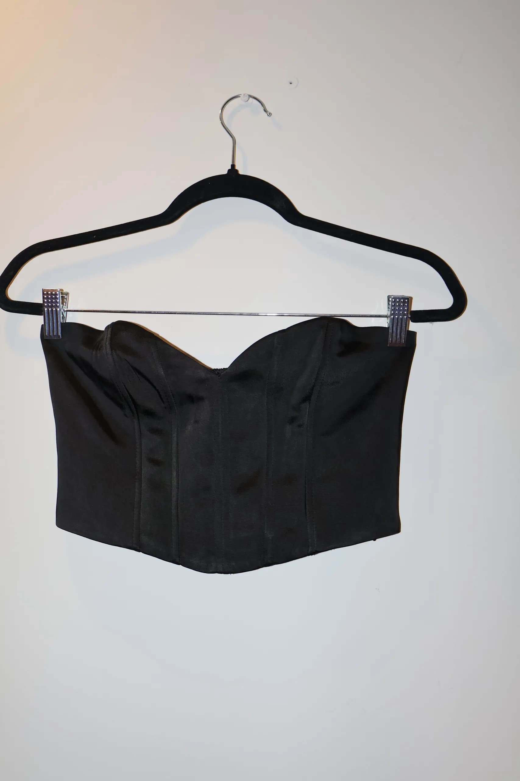 Top Corsé Strapless Negro con Espalda Elástica — foto 1